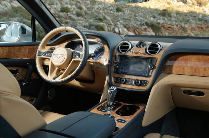 Bentley выпустит купе-кроссовер Bentayga Sport