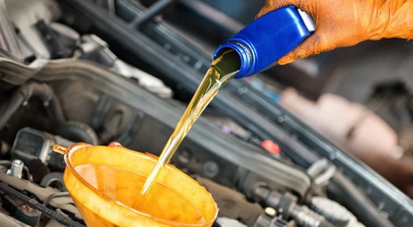 Через сколько необходимо менять масло в двигателе: советы и инструкции