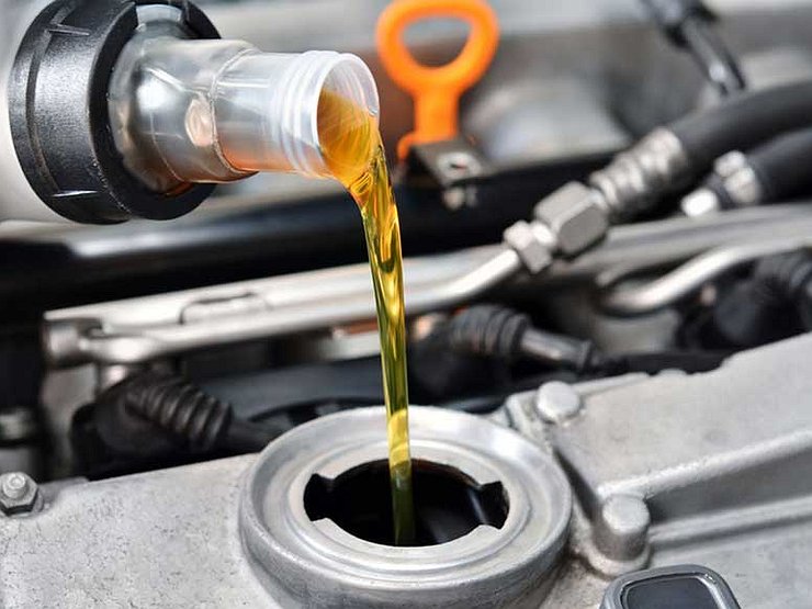 Через сколько необходимо менять масло в двигателе: советы и инструкции