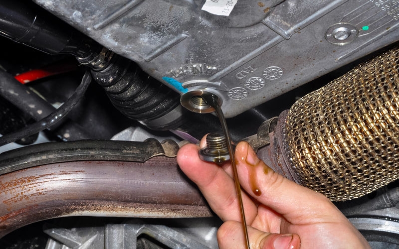 Через сколько необходимо менять масло в двигателе: советы и инструкции