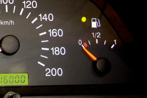 Что делать, если датчик уровня топлива всегда показывает полный бак?