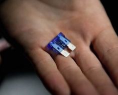 Как найти и заменить предохранитель прикуривателя? 2 возможных места расположения детали