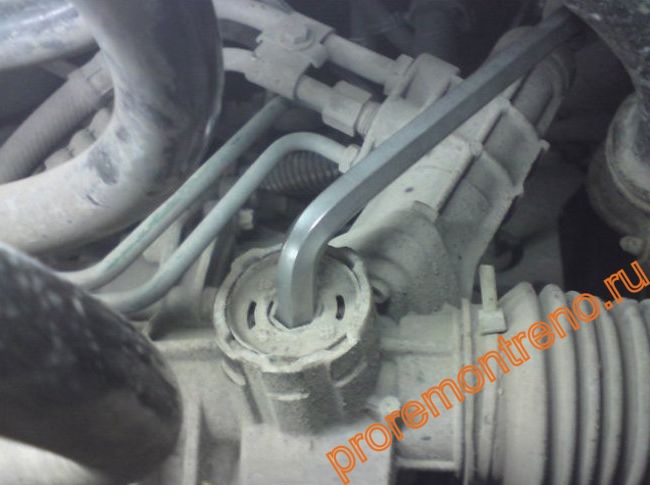 Как подтянуть рейку на рено логан