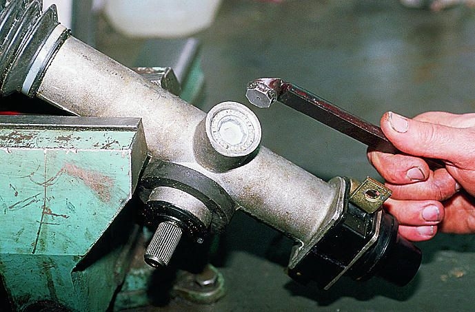 Как подтянуть рулевую рейку на ваз 21099