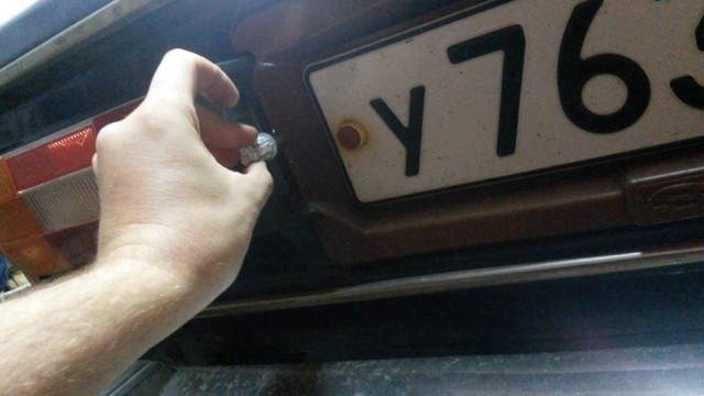 Как поменять лампы подсветки номерного знака? общие принципы и примеры на 5 популярных моделях автомобилей