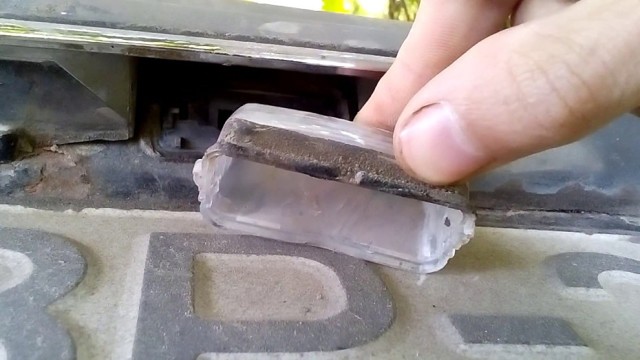 Как поменять лампы подсветки номерного знака? общие принципы и примеры на 5 популярных моделях автомобилей