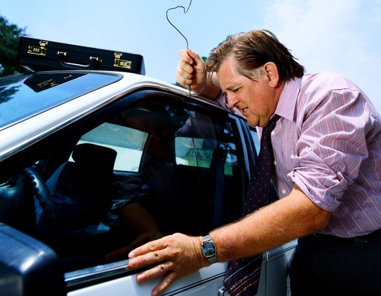Как просто открыть свой автомобиль без ключей: пошаговая инструкция