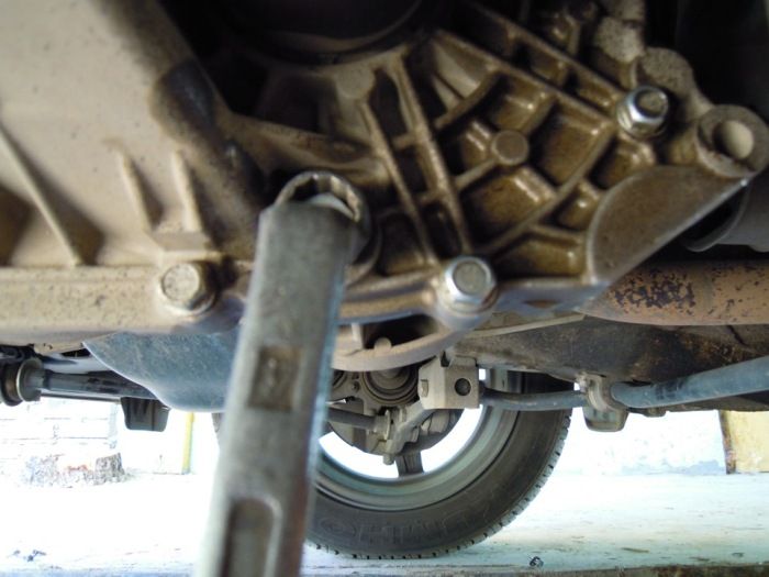 Как провести замену масла в кпп lada kalina ii: пошаговая инструкция