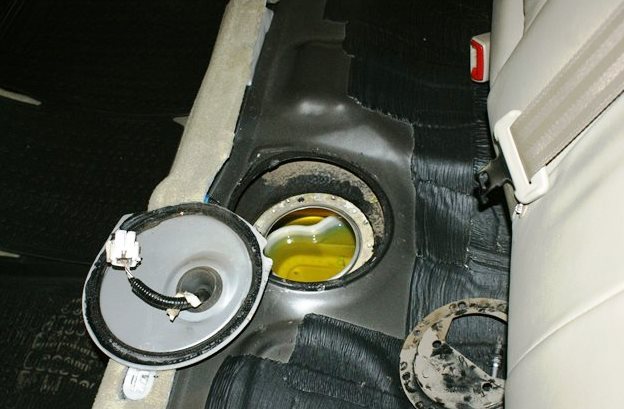 Как провести замену топливного фильтра в автомобиле toyota camry v40