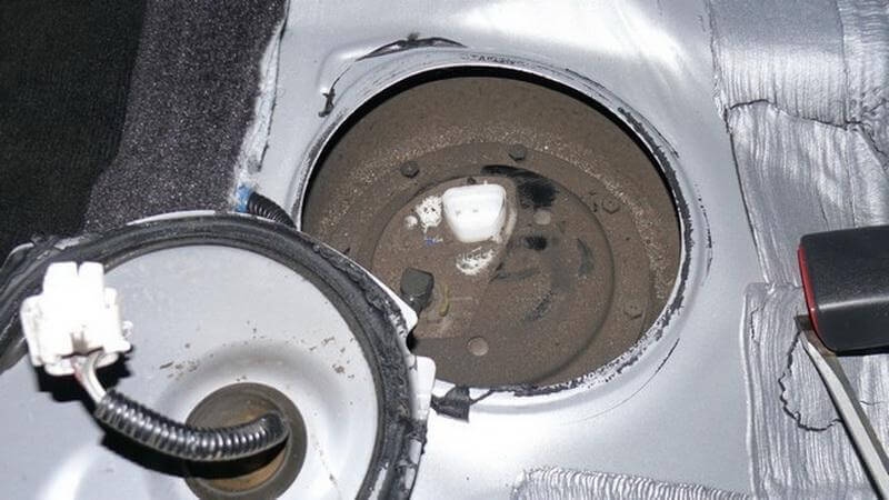 Как провести замену топливного фильтра в автомобиле toyota camry v40