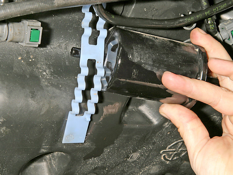 Как самому провести замену топливного фильтра на renault sandero