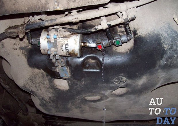 Как самому провести замену топливного фильтра на renault sandero