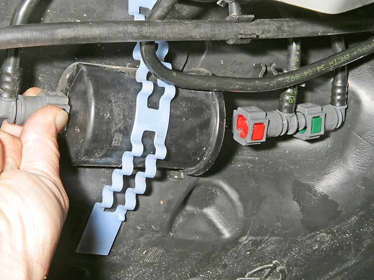 Как самому провести замену топливного фильтра на renault sandero