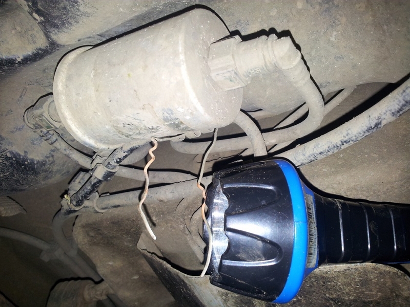 Как самому провести замену топливного фильтра на renault sandero