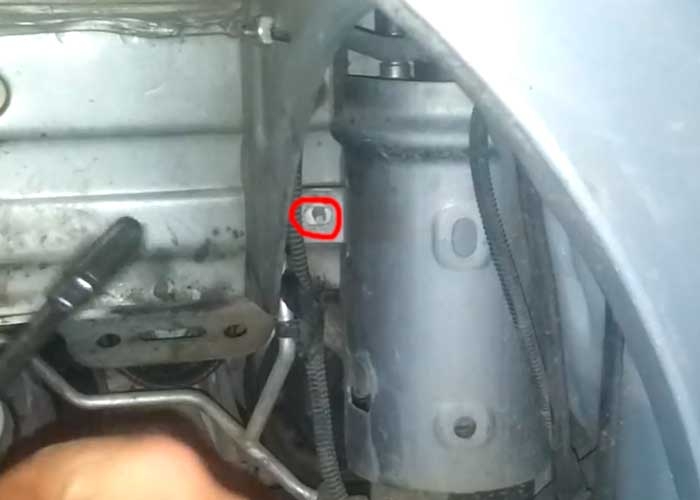 Как самому провести замену топливного фильтра на renault sandero