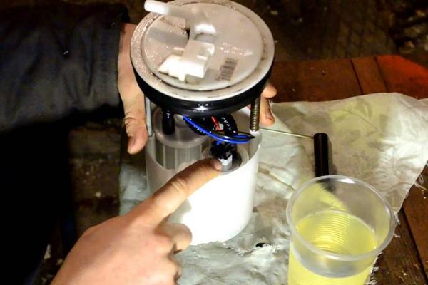 Как самому заменить топливный фильтр на nissan almera classic и n16