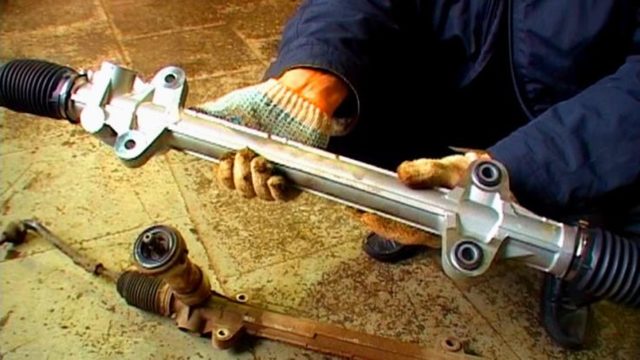 Как самостоятельно заменить рулевую рейку? 3 простых действия