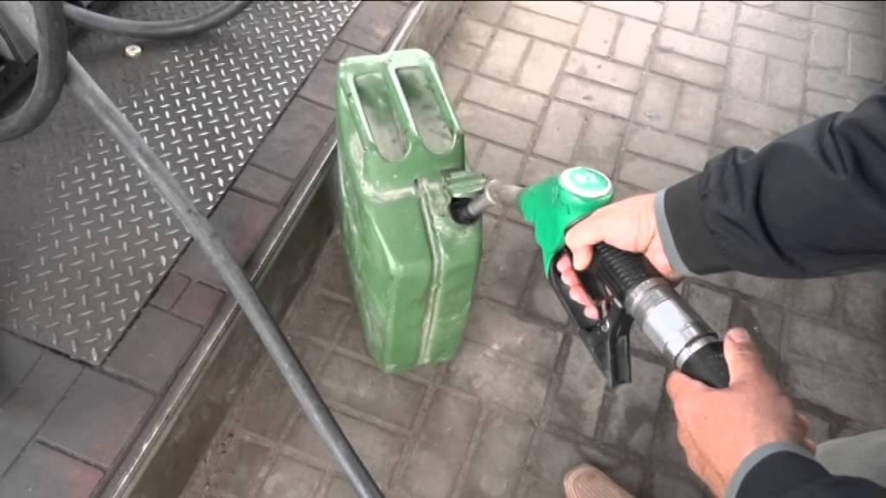 Как залить бензин в канистру на заправке