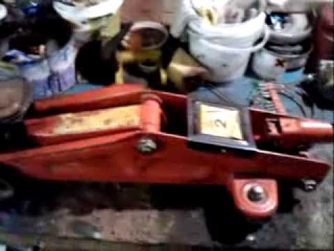Как залить масло в подкатной домкрат