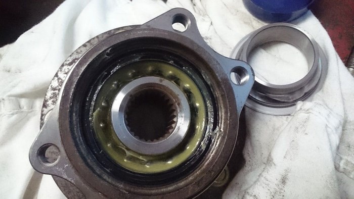 Какая лучше смазка для подшипников ступицы и ее использование (видео)
