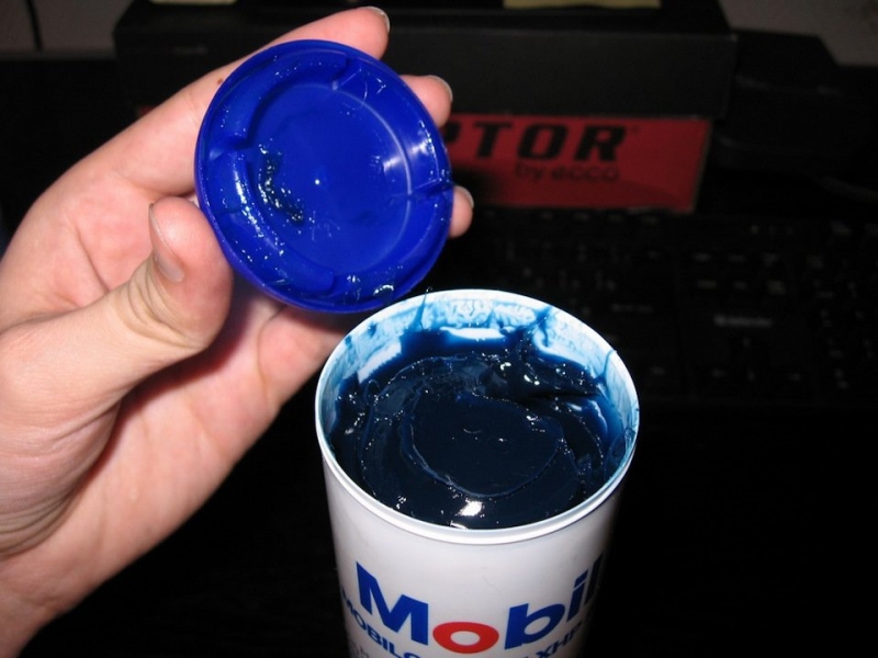 Какая лучше смазка для подшипников ступицы и ее использование (видео)