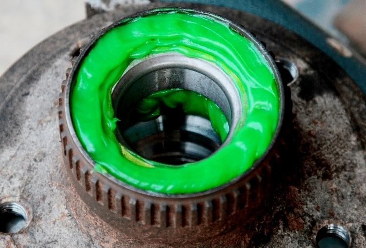 Какая лучше смазка для подшипников ступицы и ее использование (видео)