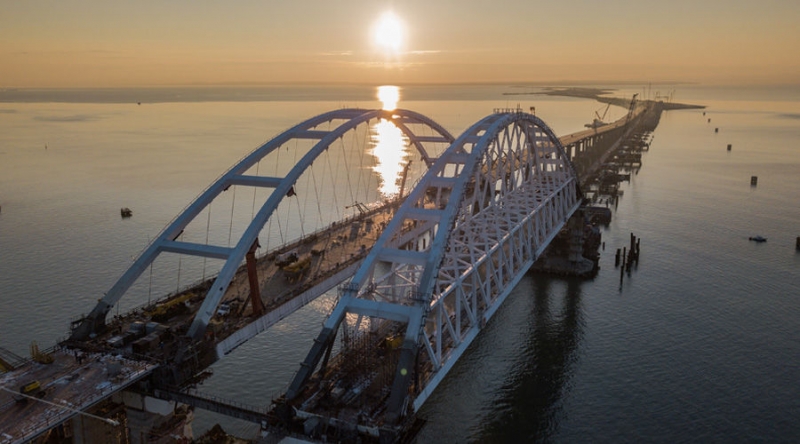 Когда открытие крымского моста через керченский пролив в 2018 году для легковых и грузовых автомобилей и когда откроют железнодорожное движение для поездов
