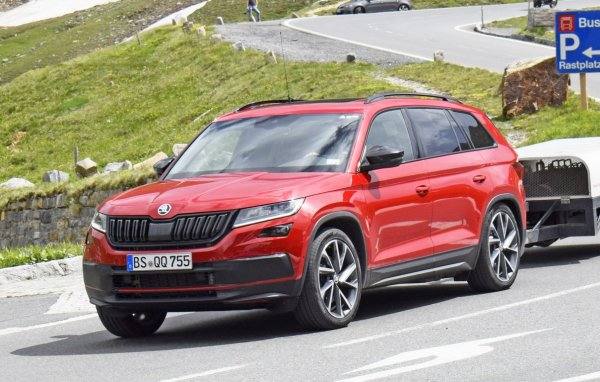 Кроссовер skoda kodiaq rs показал строгий интерьер