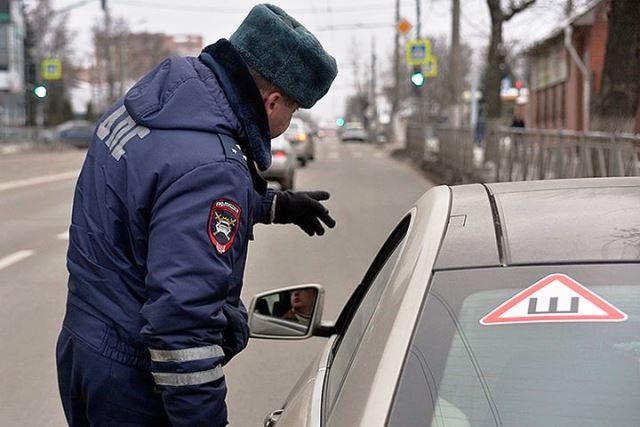 Куда по правилам нужно клеить знак «шипы»? правила установки и штрафы на 2019 год