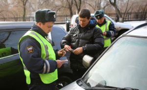 Можно ли пить алкоголь в машине на стоянке? 4 совета, как вести себя в разговоре с гаишником