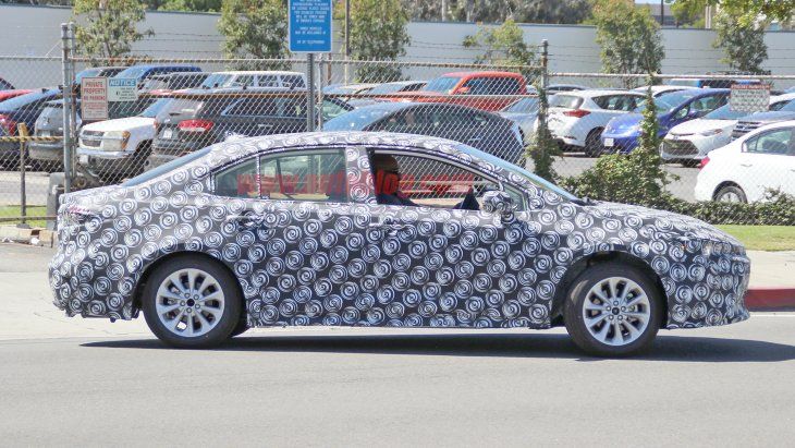 Новейшую тоета corolla сфотографировали на тестах