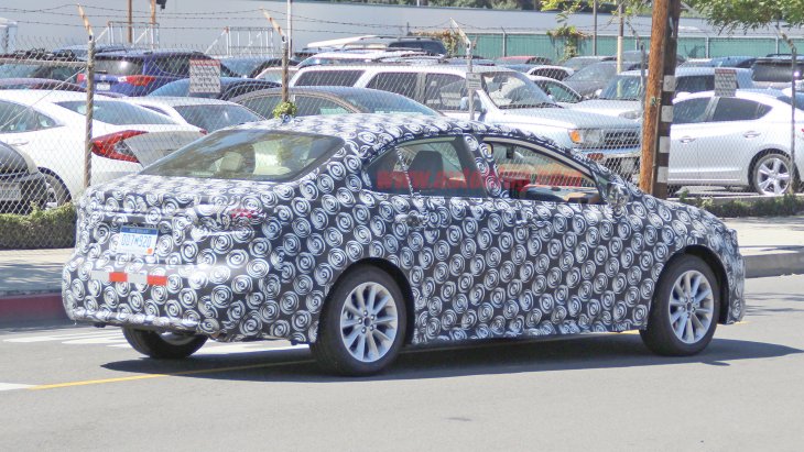 Новейшую тоета corolla сфотографировали на тестах