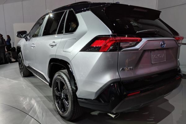Новый 2019 toyota rav4 suv прибыл в нью-йорк