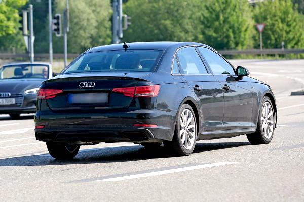 Новый audi a4, увиденный на дороге