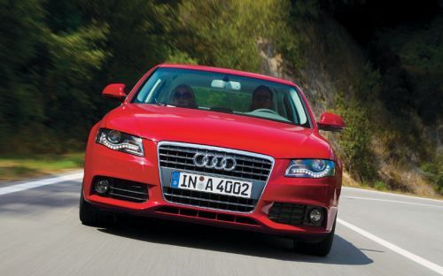 Новый audi a4, увиденный на дороге