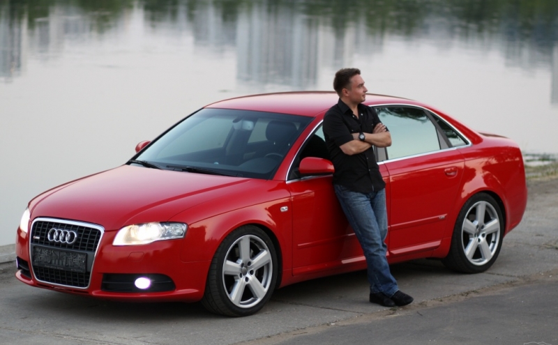 Новый audi a4, увиденный на дороге