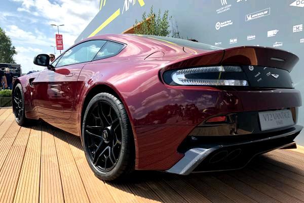 Ограниченный aston martin v12 vantage v600 показал в ле-мане