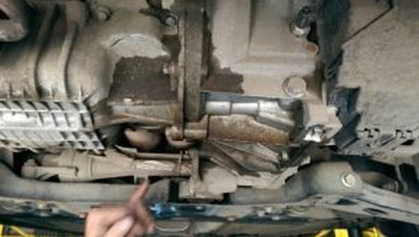 Основные причины течи антифриза между двигателем и кпп, а также троения мотора