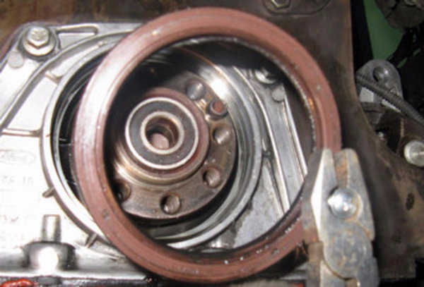 Основные причины течи антифриза между двигателем и кпп, а также троения мотора