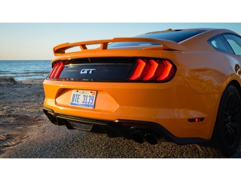 Почему 2018 ford mustang gt automatic намного быстрее, чем руководство