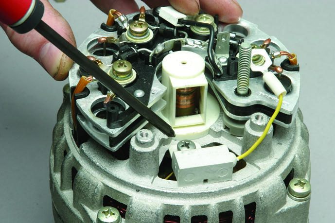 Почему генератор не дает зарядку на аккумулятор авто, причины и способы ремонта