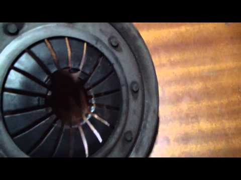 Почему плохо включается первая передача на prioraя: причины и решение