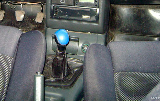 Почему плохо включается первая передача на prioraя: причины и решение