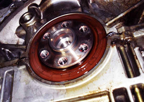 Почему протекает сальник коленвала toyota camry: причины и решение