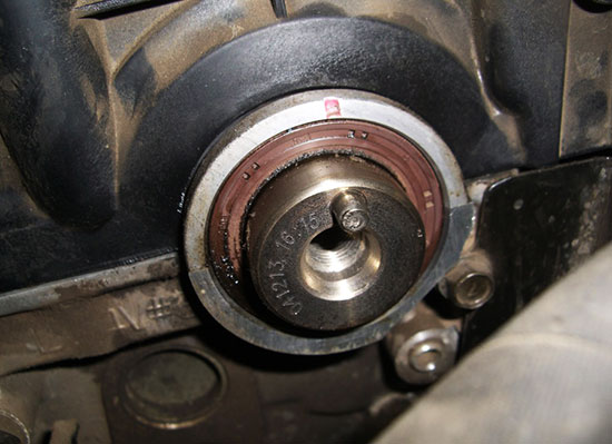 Почему протекает сальник коленвала toyota camry: причины и решение