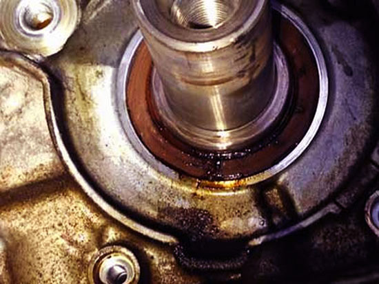 Почему протекает сальник коленвала toyota camry: причины и решение