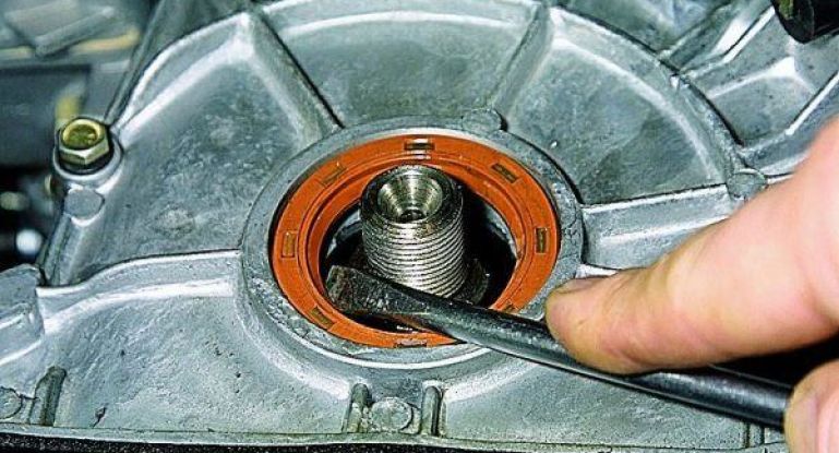 Почему протекает сальник коленвала toyota camry: причины и решение