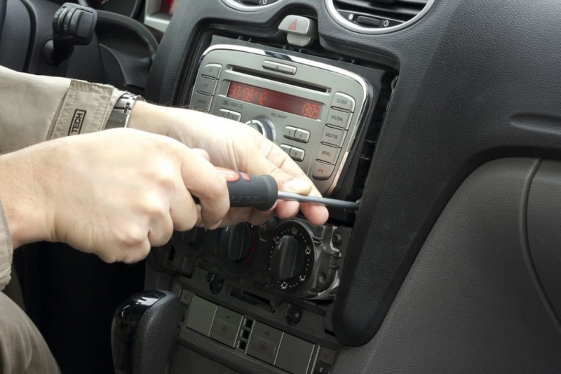 Пошаговое руководство, как снять магнитолу из панели в машине самостоятельно