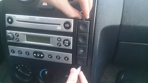 Пошаговое руководство, как снять магнитолу из панели в машине самостоятельно