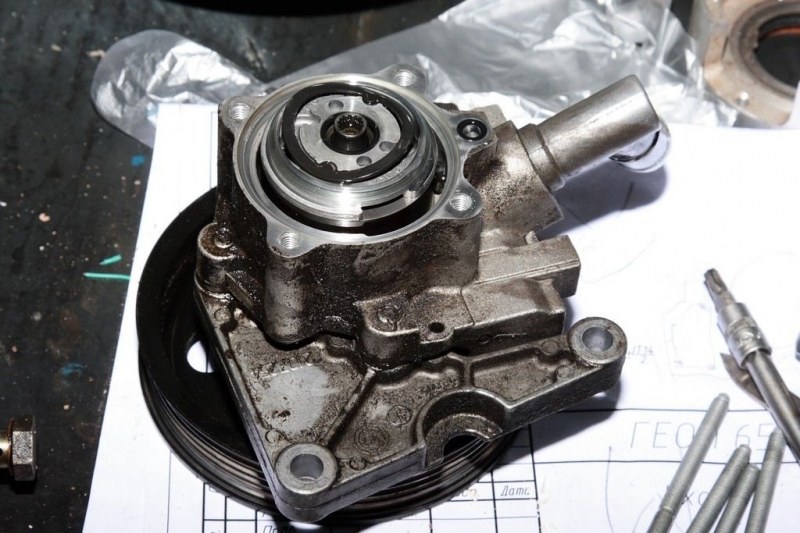 При повороте руля слышен гул гидроусилителя: причины и способы устранения